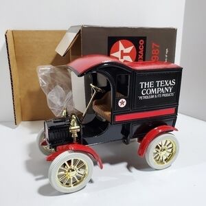 Die Cast Texaco 1905 Ford Delivery Car locking coin bank w/key